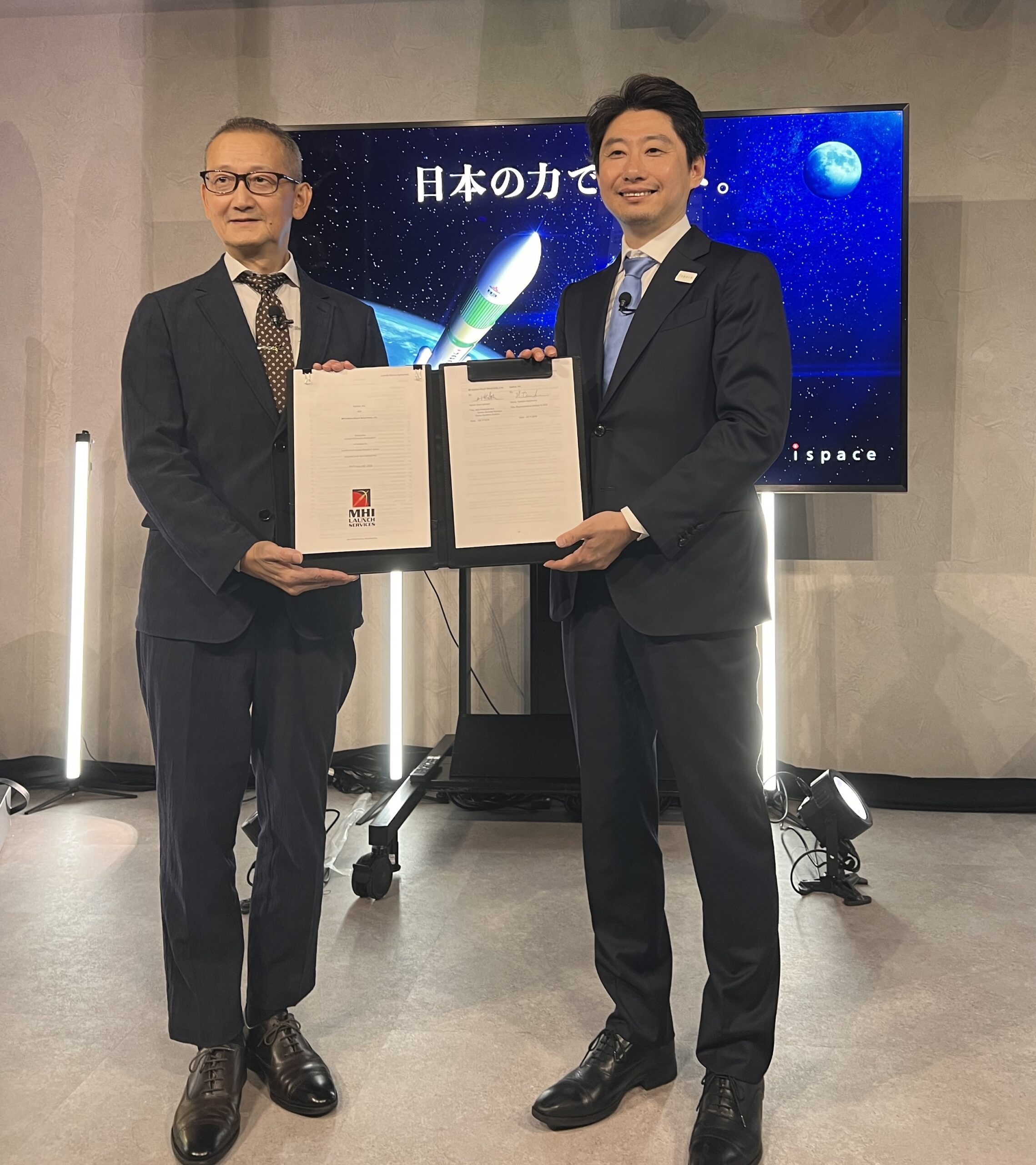 Ceremonia de firma del contrato de servicios de lanzamiento en la sede de ispace en Tokio